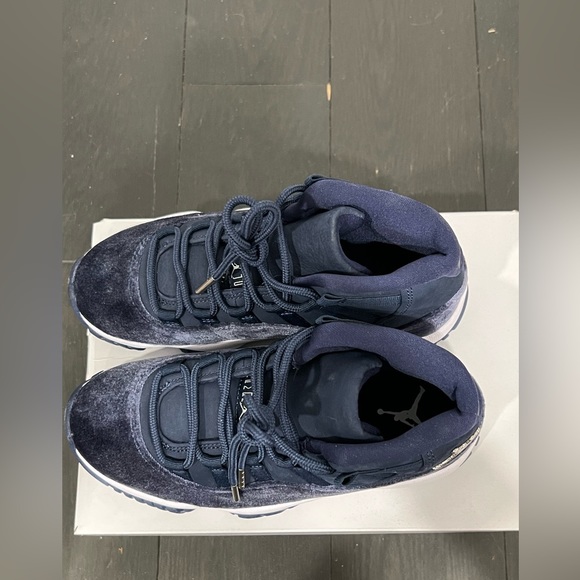 Women’s Air Jordan 11 Retro - Picture 5 of 7